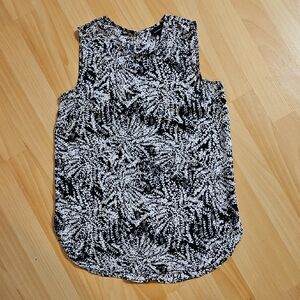 (3/$10) Who What Wear Black and White/Light Cream Sleeveless Flowy Top